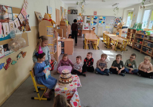 Maja świętuje z dziećmi 6 urodziny.