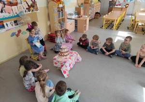 Maja świętuje z dziećmi 6 urodziny.