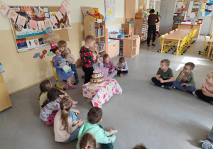 Maja świętuje z dziećmi 6 urodziny.