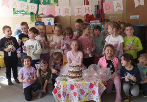 Helenka świętuje z dziećmi 6 urodziny.