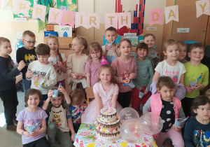 Helenka świętuje z dziećmi 6 urodziny.