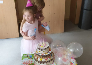 Helenka świętuje z dziećmi 6 urodziny.