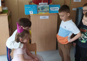 Helenka świętuje z dziećmi 6 urodziny.