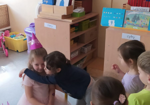 Helenka świętuje z dziećmi 6 urodziny.