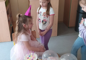 Helenka świętuje z dziećmi 6 urodziny.