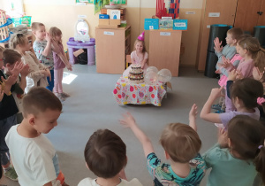 Helenka świętuje z dziećmi 6 urodziny.