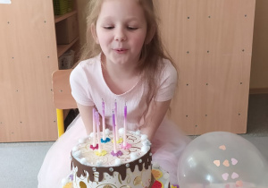 Helenka świętuje z dziećmi 6 urodziny.