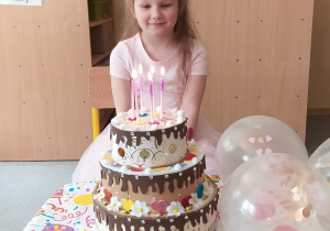 Helenka świętuje z dziećmi 6 urodziny.