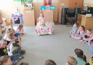 Helenka świętuje z dziećmi 6 urodziny.