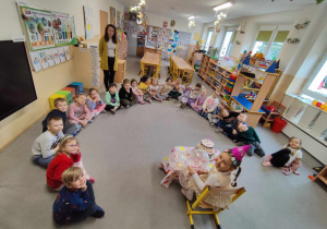 Ola świętuje 6 urodziny z dziećmi w grupie.