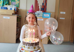 Ola świętuje 6 urodziny z dziećmi w grupie.