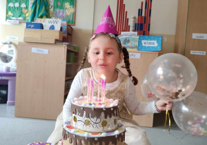 Ola świętuje 6 urodziny z dziećmi w grupie.