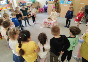 Ola świętuje 6 urodziny z dziećmi w grupie.