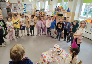 Ola świętuje 6 urodziny z dziećmi w grupie.