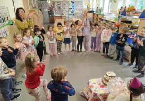 Ola świętuje 6 urodziny z dziećmi w grupie.