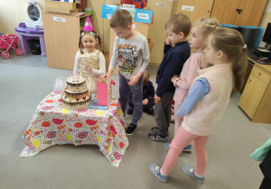 Ola świętuje 6 urodziny z dziećmi w grupie.