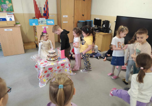 Ola świętuje 6 urodziny z dziećmi w grupie.