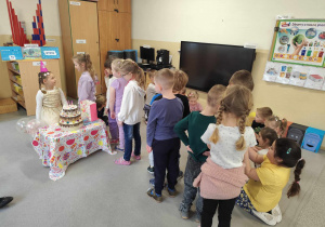 Ola świętuje 6 urodziny z dziećmi w grupie.