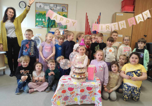 Ola świętuje 6 urodziny z dziećmi w grupie.
