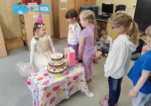 Ola świętuje 6 urodziny z dziećmi w grupie.