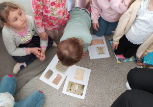 Dzieci świętują dzień książki z panią bibliotekarką.