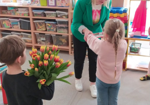 Dzieci świętują dzień książki z panią bibliotekarką.