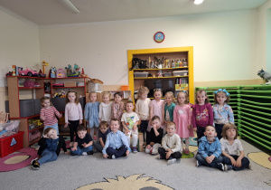 Zdjęcie grupowe z jubilatem.