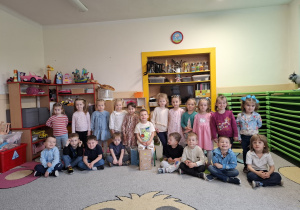 Zdjęcie grupowe z jubilatem.