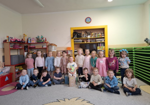 Zdjęcie grupowe z jubilatem.