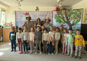 Teatr na deskach prezentuje przedstawienie teatralne.