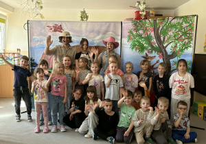 Teatr na deskach prezentuje przedstawienie teatralne.