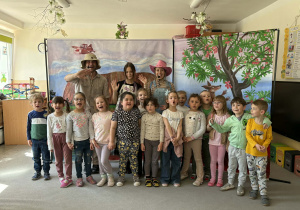 Teatr na deskach prezentuje przedstawienie teatralne.