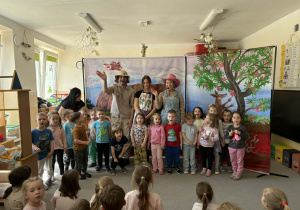 Teatr na deskach prezentuje przedstawienie teatralne.