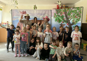 Teatr na deskach prezentuje przedstawienie teatralne.