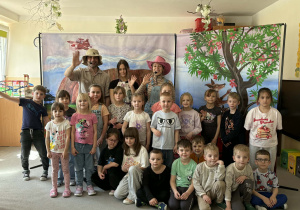 Teatr na deskach prezentuje przedstawienie teatralne.