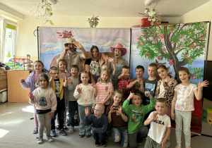 Teatr na deskach prezentuje przedstawienie teatralne.