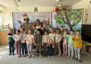 Teatr na deskach prezentuje przedstawienie teatralne.Teatr na deskach prezentuje przedstawienie teatralne.