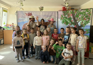 Teatr na deskach prezentuje przedstawienie teatralne.