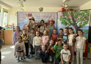 Teatr na deskach prezentuje przedstawienie teatralne.