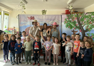 Teatr na deskach prezentuje przedstawienie teatralne.