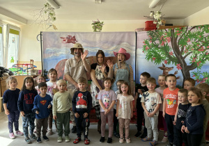 Teatr na deskach prezentuje przedstawienie teatralne.