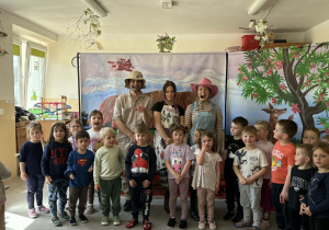 Teatr na deskach prezentuje przedstawienie teatralne.