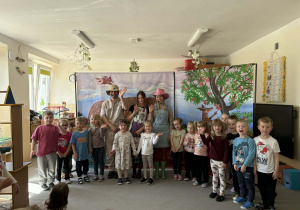 Teatr na deskach prezentuje przedstawienie teatralne.