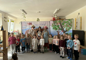 Teatr na deskach prezentuje przedstawienie teatralne.Teatr na deskach prezentuje przedstawienie teatralne.