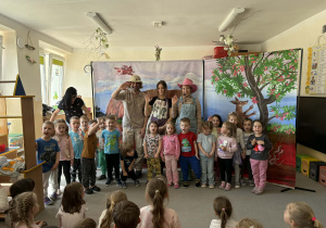 Teatr na deskach prezentuje przedstawienie teatralne.