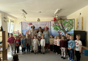 Teatr na deskach prezentuje przedstawienie teatralne.