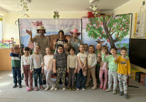 Teatr na deskach prezentuje przedstawienie teatralne.Teatr na deskach prezentuje przedstawienie teatralne.