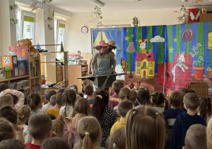 Teatr na deskach prezentuje przedstawienie teatralne.