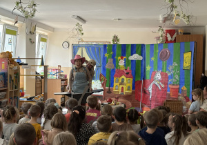 Teatr na deskach prezentuje przedstawienie teatralne.