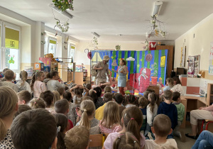 Teatr na deskach prezentuje przedstawienie teatralne.